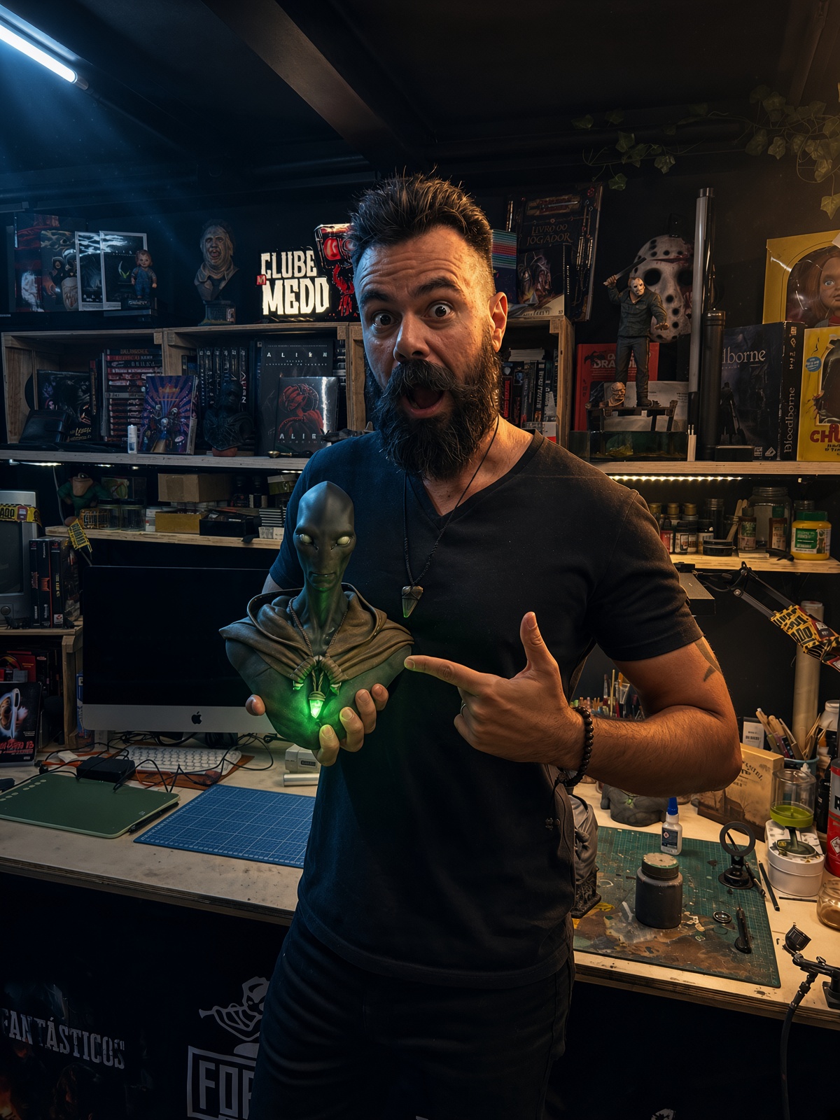 Affonso Solano com o busto de Adapak no ateliê